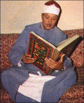 صورة الشيخ وهو يحمل مصحفا